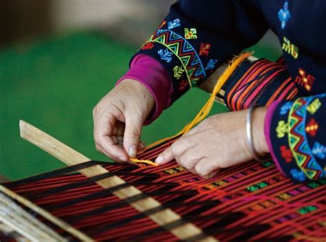  Kingdom of Style: Weaving Threads of Tradition and Modernity